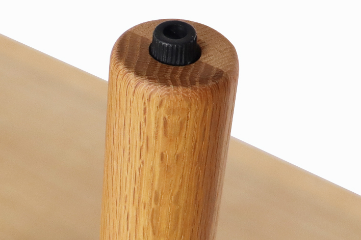 テーブル脚裏のアジャスター