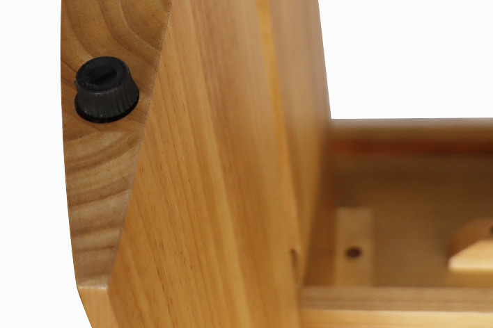 テーブル脚裏のアジャスター