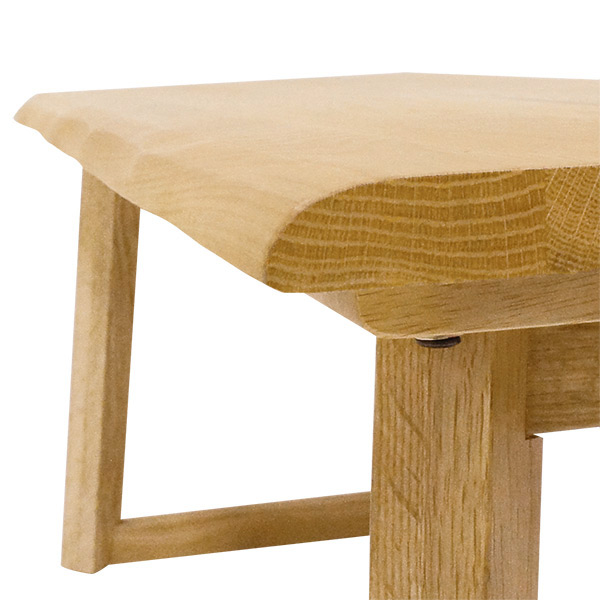 天板は木そのものを感じられる形状