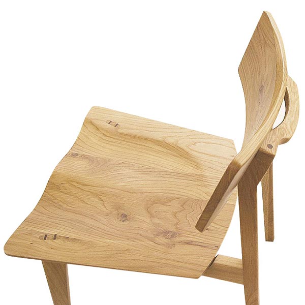 座る部分が少しくぼんでいるデザイン