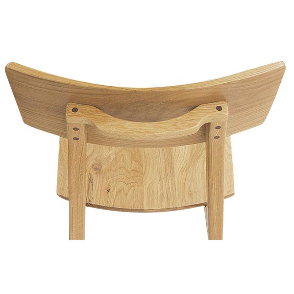 背もたれは背中に沿う様なカーブを描いています