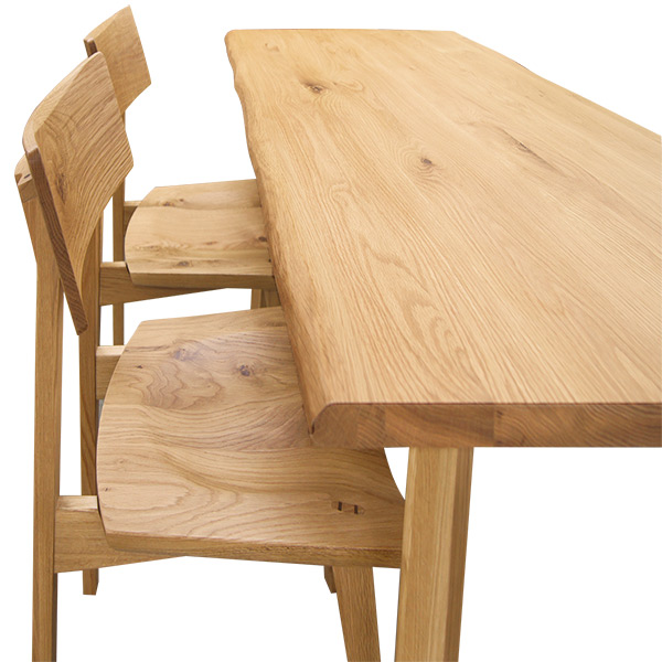 天板は木そのものを感じられる形状